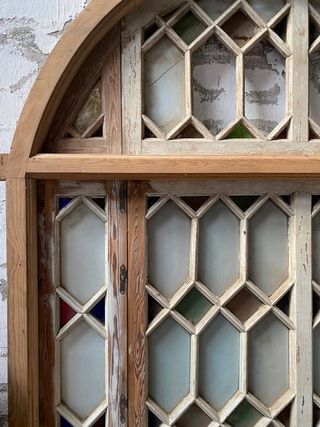 Puerta en arco modernista