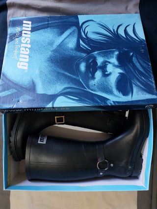 BOTAS DE AGUA Mustang talla 36. Como nuevas.
