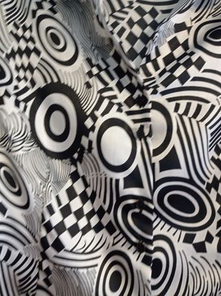 camisa blanca y negra