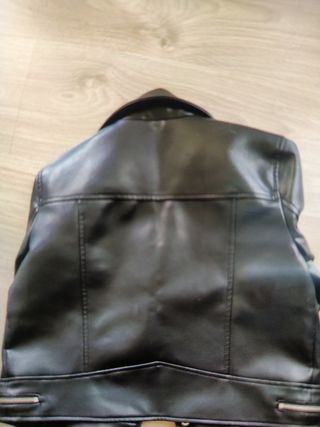 Cazadora efecto piel Zara