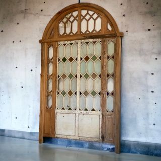 Puerta modernista de madera con cristalera