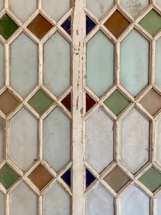 Puerta modernista de madera con cristalera