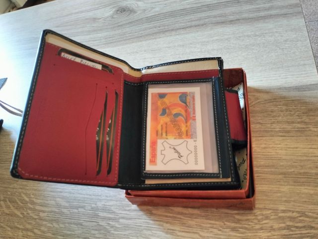 Billetero nuevo de piel azul marino