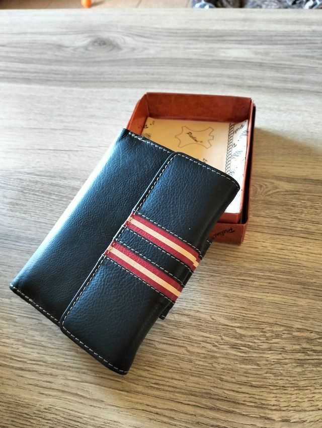 Billetero nuevo de piel azul marino