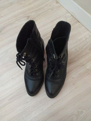 Botines piel mujer tacón color negro.