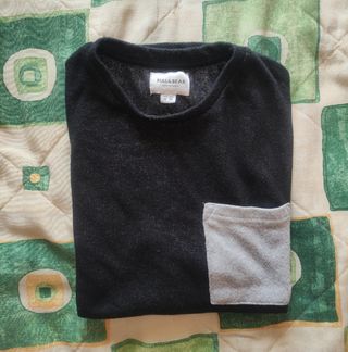 Camiseta negra con bolsillo delantero