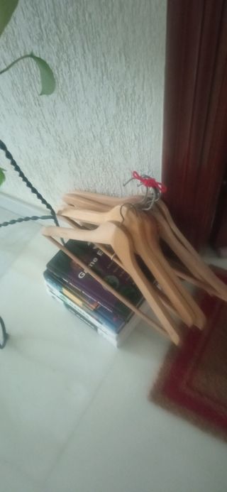 Perchas de madera de pino, 1€ unidad.