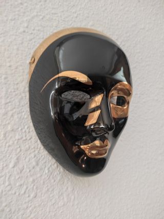 Pareja de máscaras venecianas de cerámica