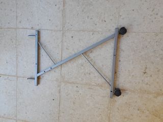 estructura metalica con dos rueditas