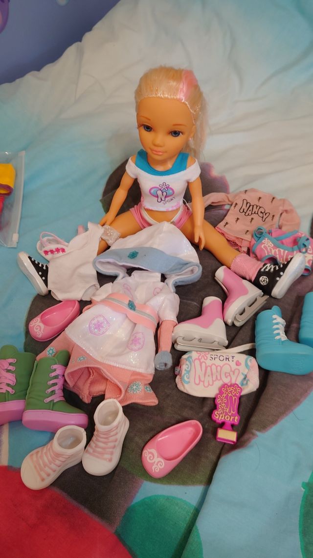 Nancy Sports con lote de ropa