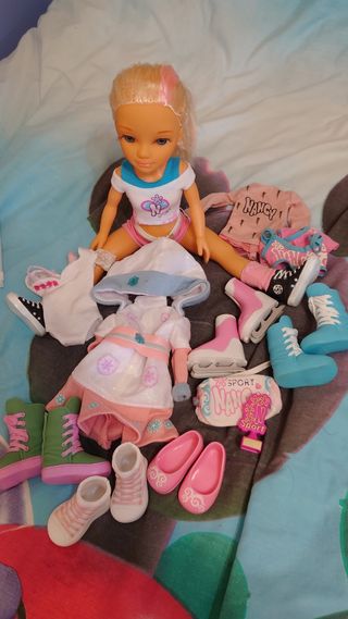 Nancy Sports con lote de ropa