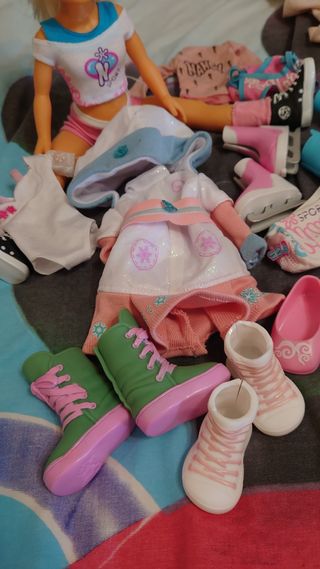 Nancy Sports con lote de ropa