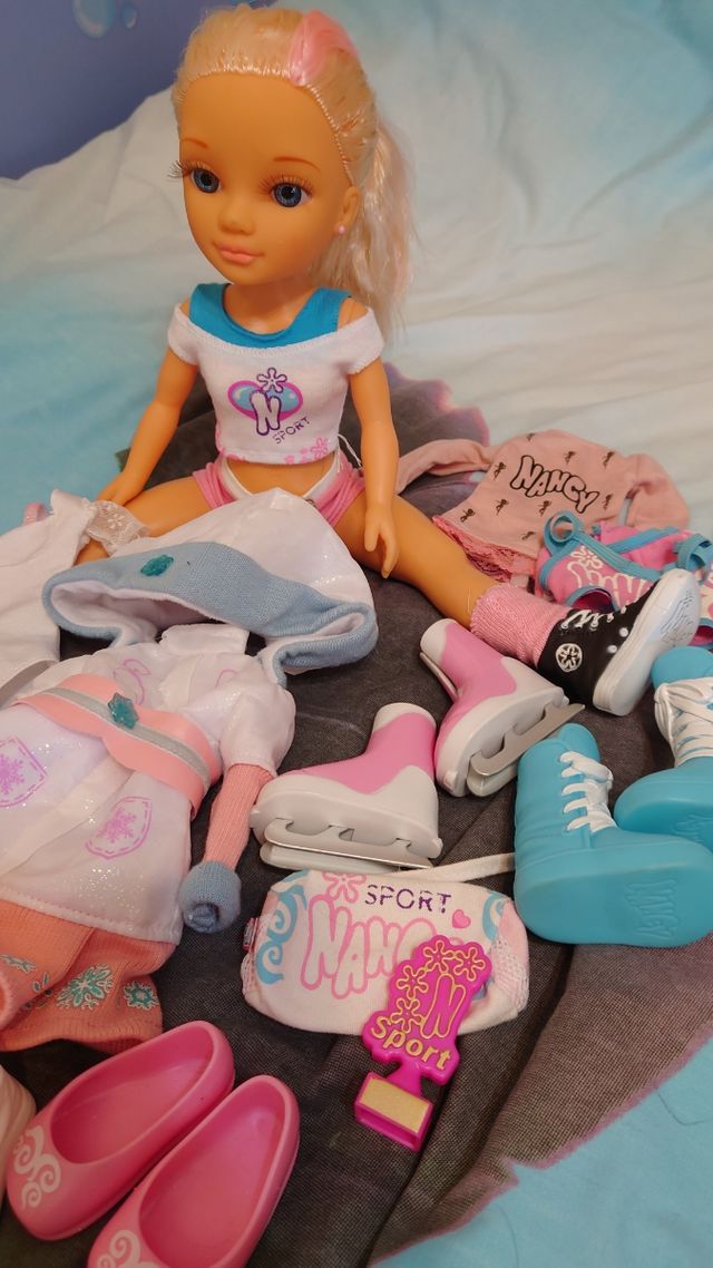 Nancy Sports con lote de ropa