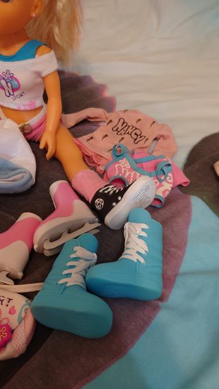 Nancy Sports con lote de ropa