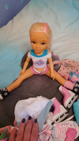 Nancy Sports con lote de ropa