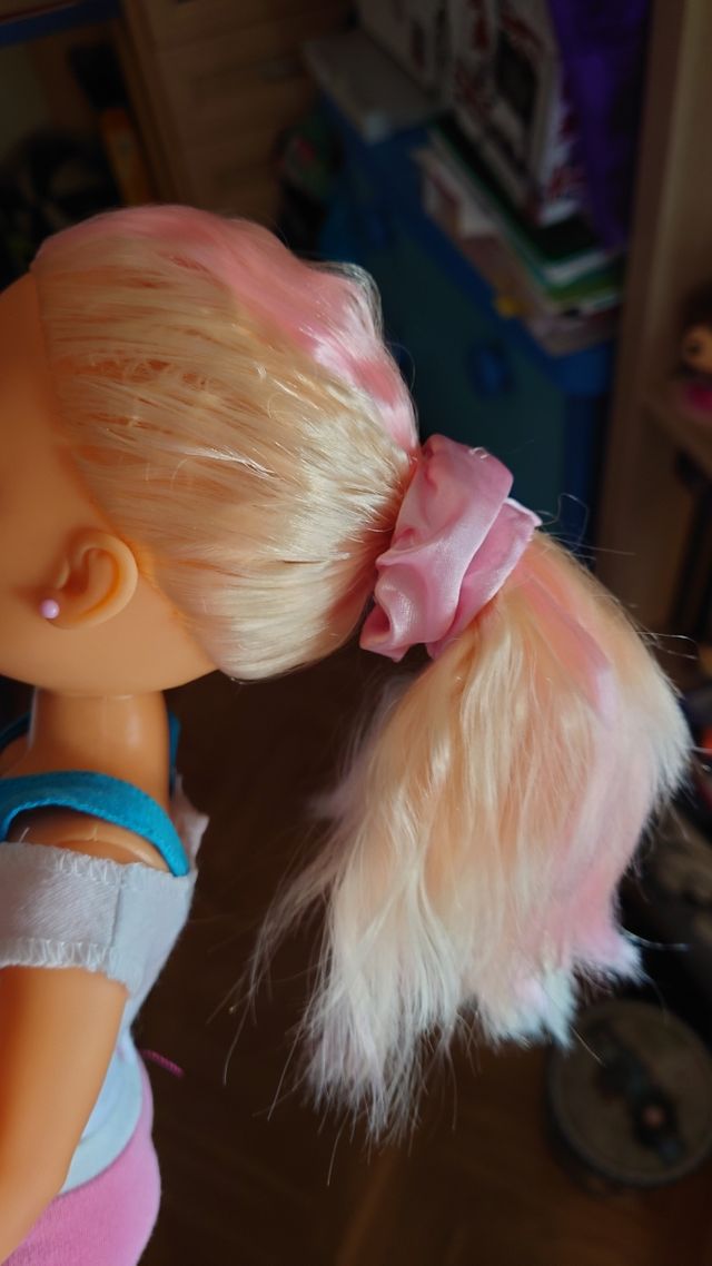 Nancy Sports con lote de ropa