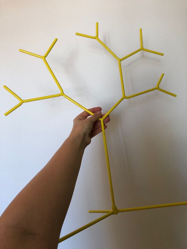 Árbol metálico amarillo 