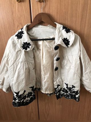 Chaqueta beige con flores negras