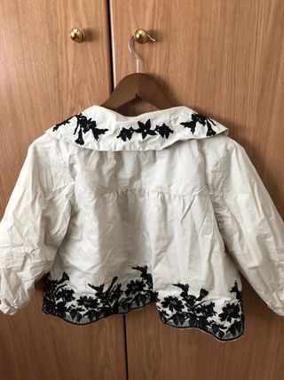 Chaqueta beige con flores negras