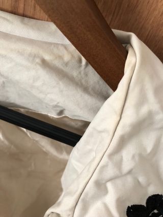 Chaqueta beige con flores negras