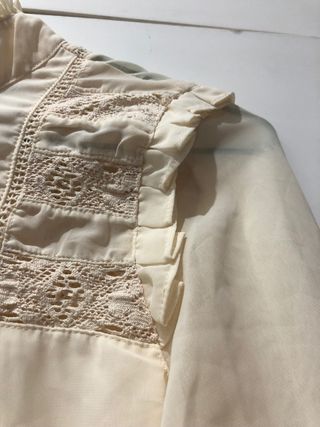Blusa Preciosa talla xs con muchos detalles 