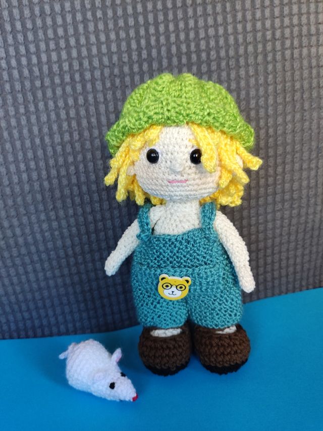 Niño con ratón, Amigurumi, muñeco crochet único 
