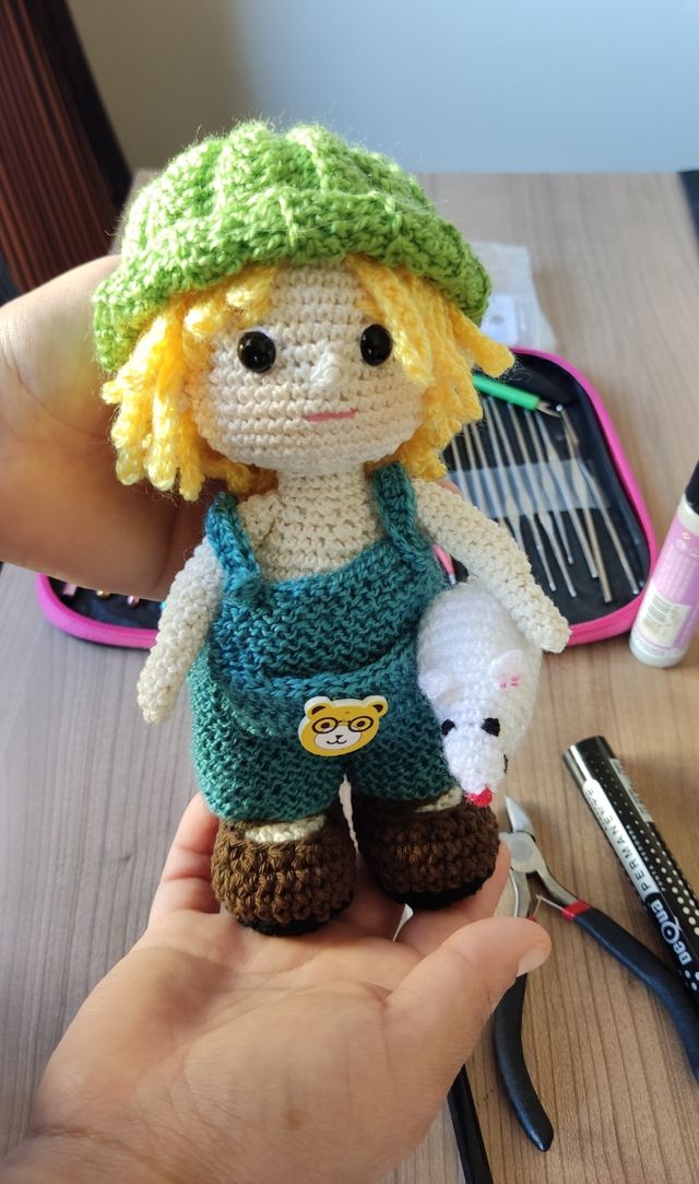 Niño con ratón, Amigurumi, muñeco crochet único 
