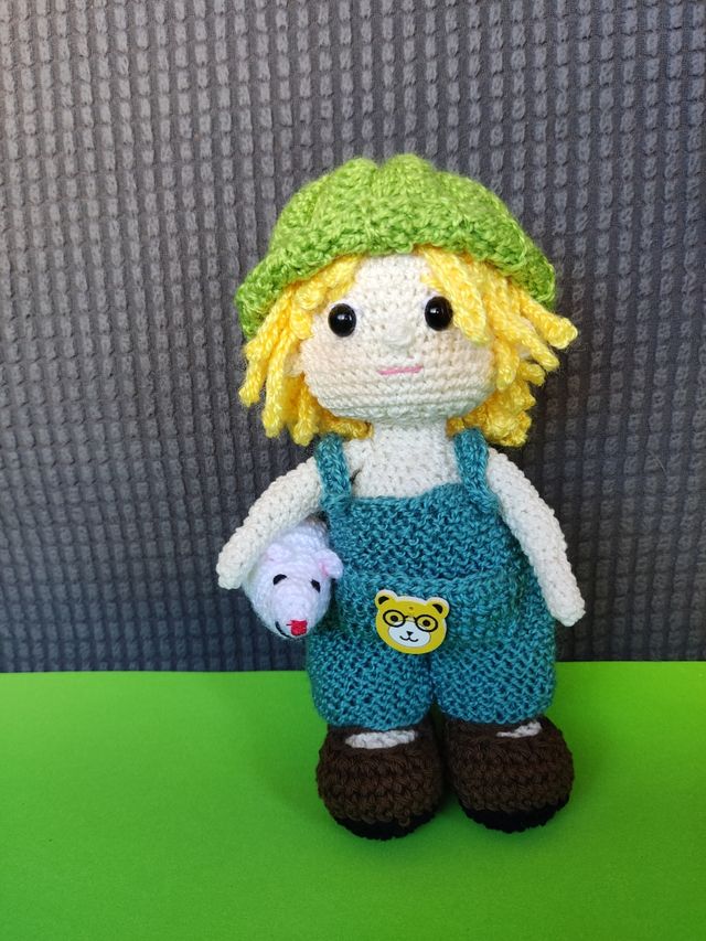 Niño con ratón, Amigurumi, muñeco crochet único 