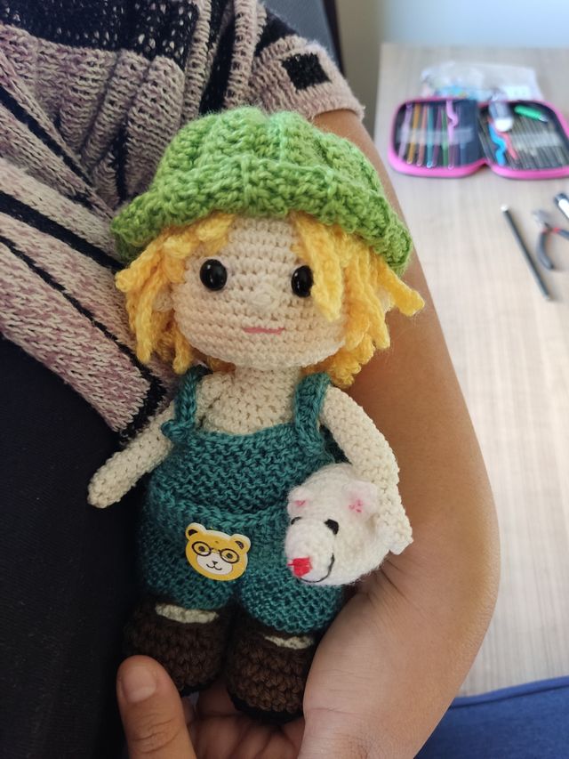 Niño con ratón, Amigurumi, muñeco crochet único 