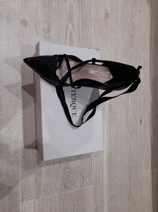 Zapatos salón acharolados negros Uterqüe
