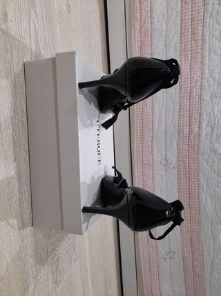 Zapatos salón acharolados negros Uterqüe