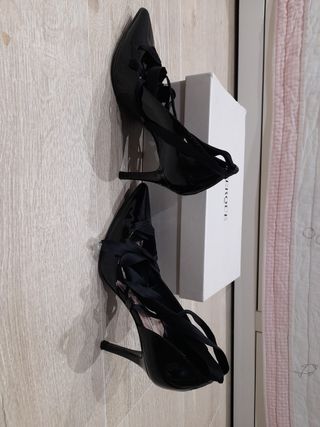 Zapatos salón acharolados negros Uterqüe
