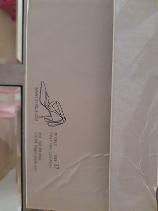 Zapatos salón acharolados negros Uterqüe