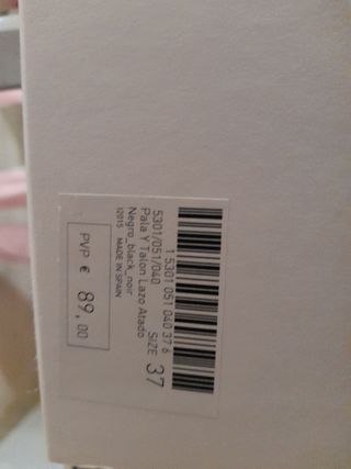 Zapatos salón acharolados negros Uterqüe