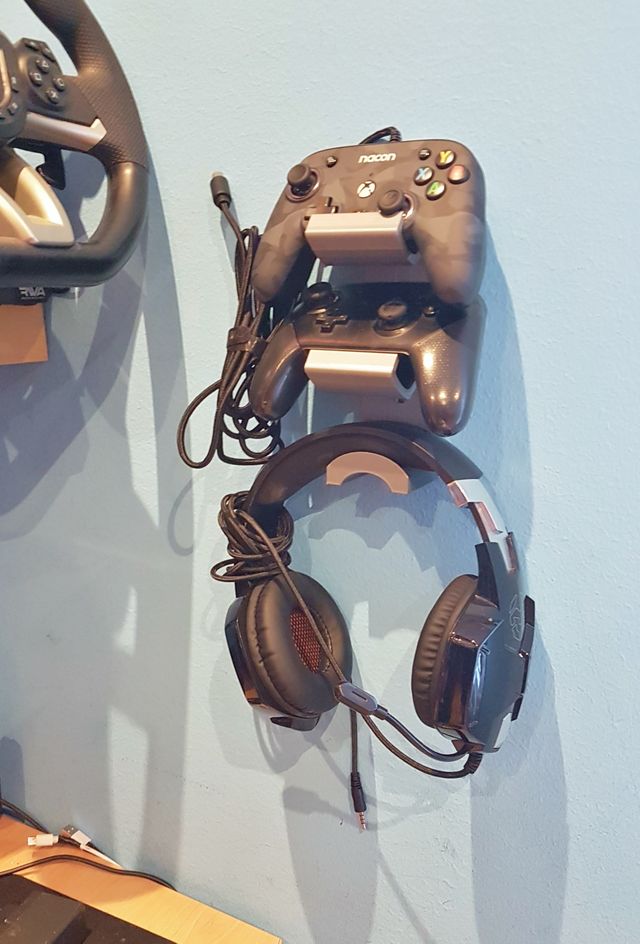 Soporte para mando y cascos Ps5, Ps4, Xbox de segunda mano por 10 EUR en Madrid en WALLAPOP Soporte para mando y cascos Ps5, Ps4, Xbox de segunda mano por 10 EUR en Madrid en WALLAPOP