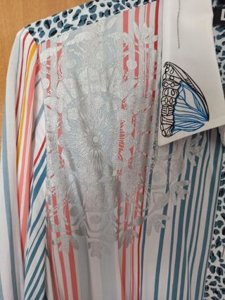 blusa Desigual blanca a tayas y estampada