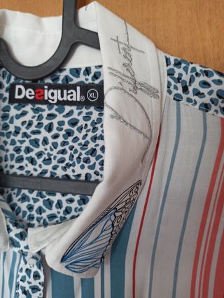 blusa Desigual blanca a tayas y estampada
