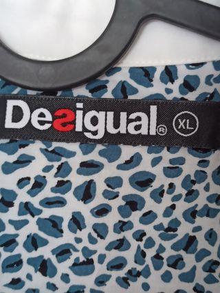 blusa Desigual blanca a tayas y estampada