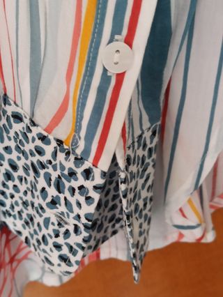 blusa Desigual blanca a tayas y estampada