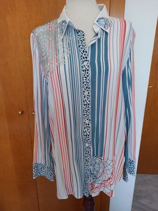 blusa Desigual blanca a tayas y estampada