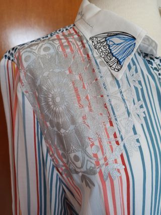 blusa Desigual blanca a tayas y estampada