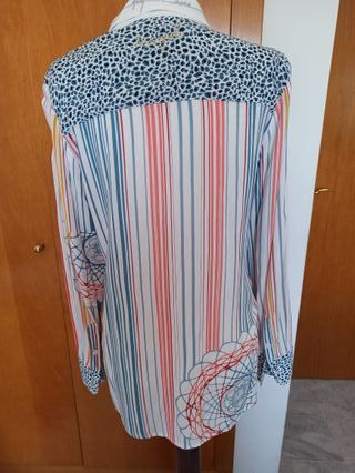 blusa Desigual blanca a tayas y estampada