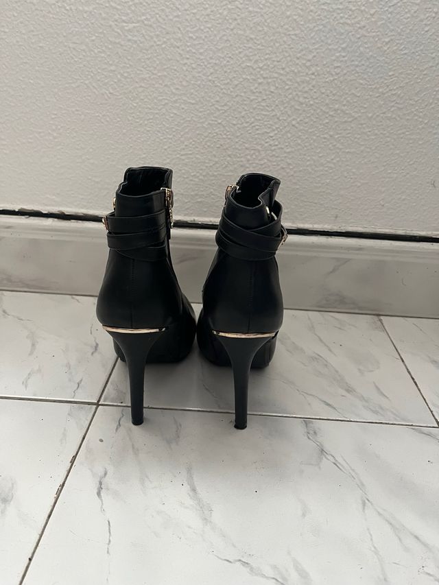 Botines negros de tacón