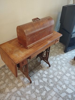 maquina de coser SINGER con mueble