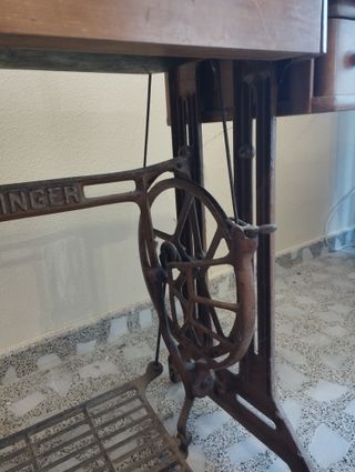 maquina de coser SINGER con mueble