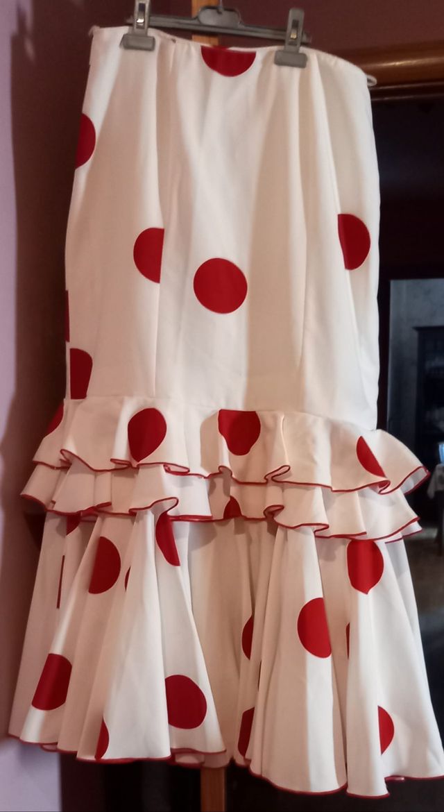 Falda flamenca beige y lunar rojo de crespón