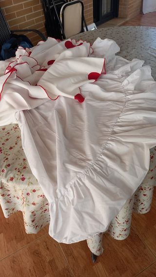 Falda flamenca beige y lunar rojo de crespón 