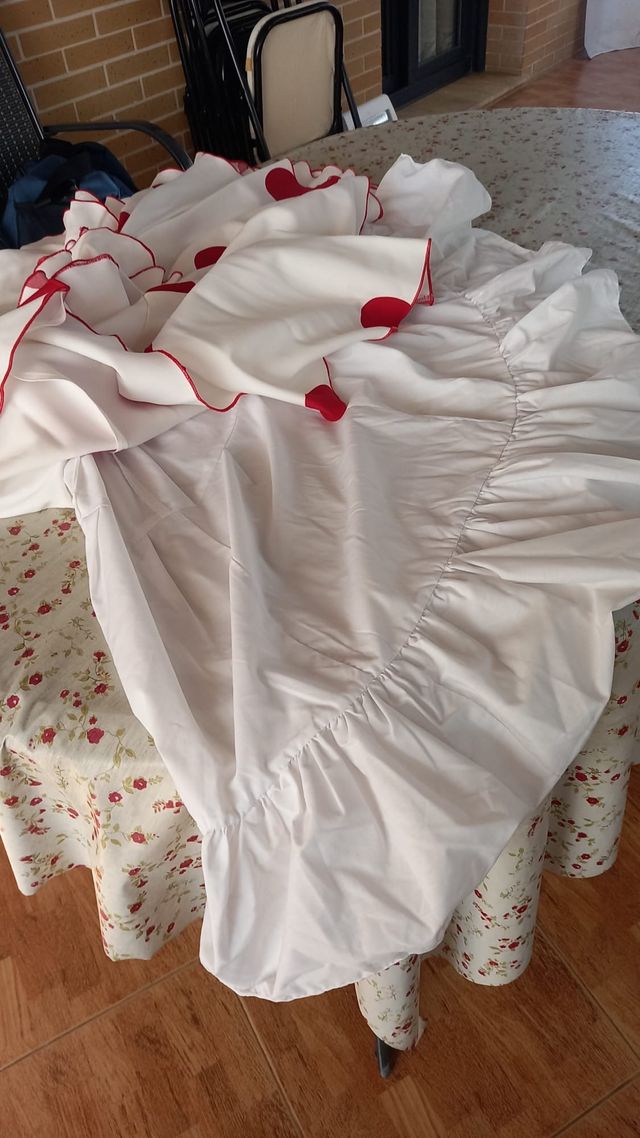 Falda flamenca beige y lunar rojo de crespón