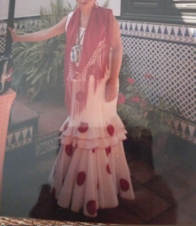 Falda flamenca beige y lunar rojo de crespón