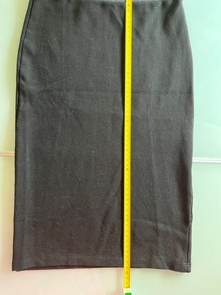 Falda midi tubo negra Zara 